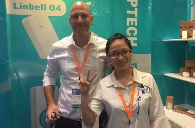 beat365在线官网海外工作人员与老客户刘易斯的合影